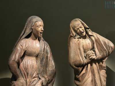 Maria, la madre, � ritratta con il volto sfigurato dal profondo dolore